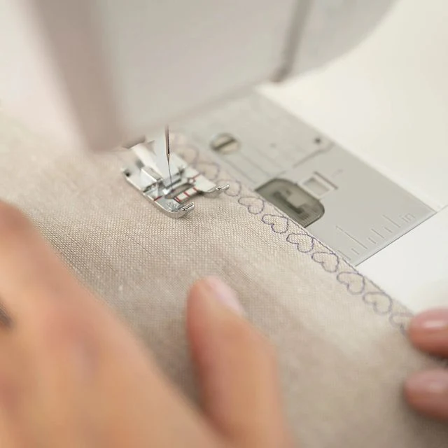 HUSQVARNA® VIKING® DESIGNER QUARTZ™ 29 Sewing & Embroidery Machine 10 HUSQVARNA® VIKING® DESIGNER QUARTZ™ 29 Sewing & Embroidery Machine