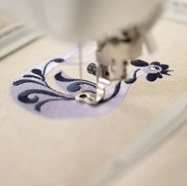HUSQVARNA® VIKING® DESIGNER QUARTZ™ 29 Sewing & Embroidery Machine 6 HUSQVARNA® VIKING® DESIGNER QUARTZ™ 29 Sewing & Embroidery Machine