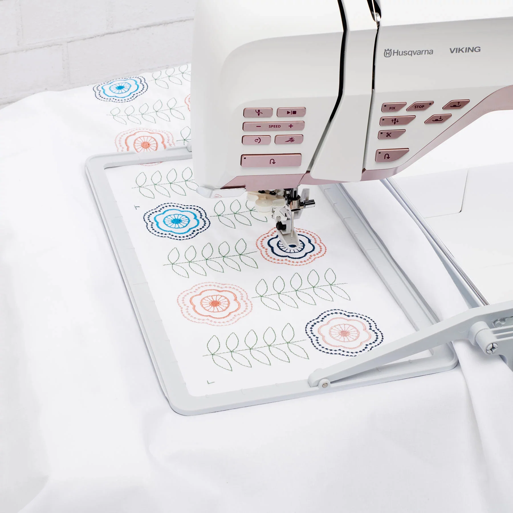 HUSQVARNA® VIKING® Mega Endless Embroidery Hoop 260 x 150 mm 2 HUSQVARNA® VIKING® Mega Endless Embroidery Hoop 260 x 150 mm
