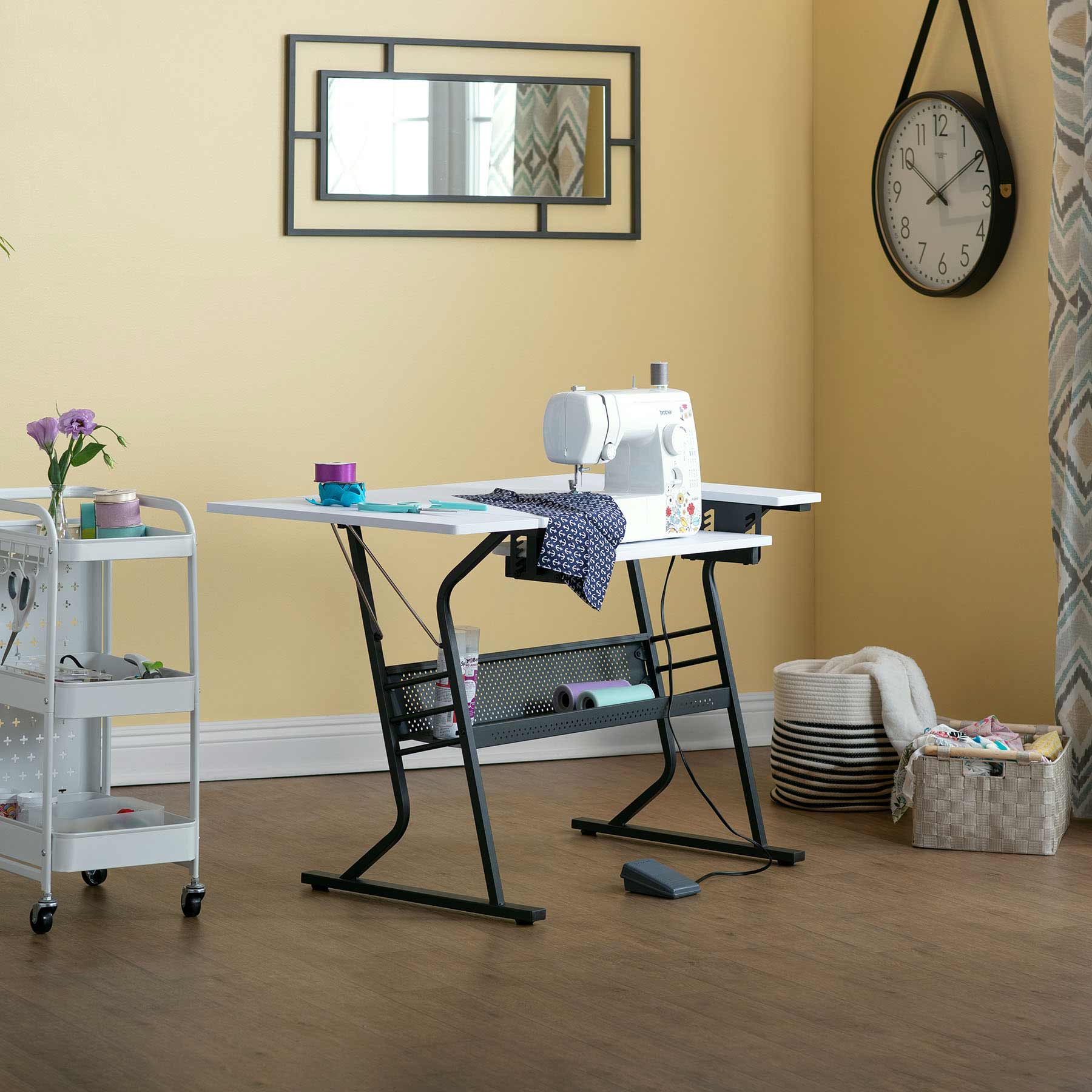 Eclipse Hobby Table Black / White 8 Eclipse Hobby Table Black / White